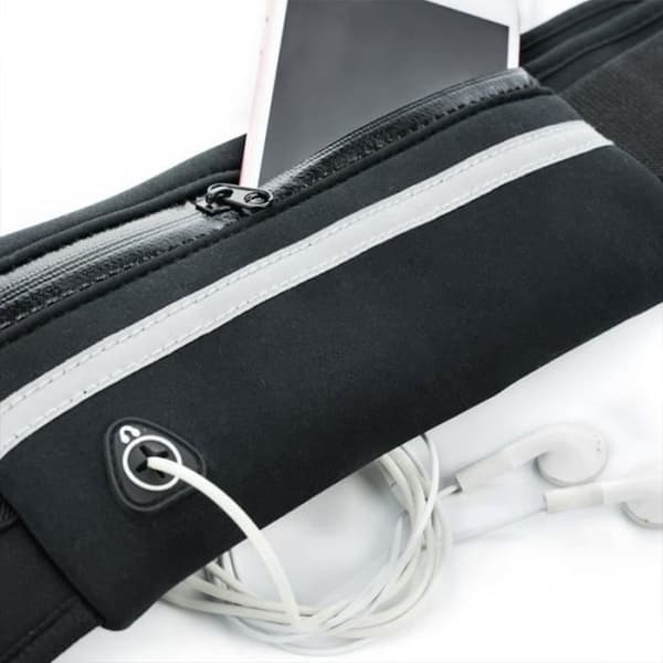 Sportfannypack - SHOP-STORY - Svart - Vattentät - Hörlursutgång - Ficka med dragkedja