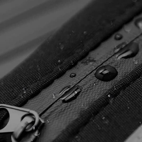 Sportfannypack - SHOP-STORY - Svart - Vattentät - Hörlursutgång - Ficka med dragkedja