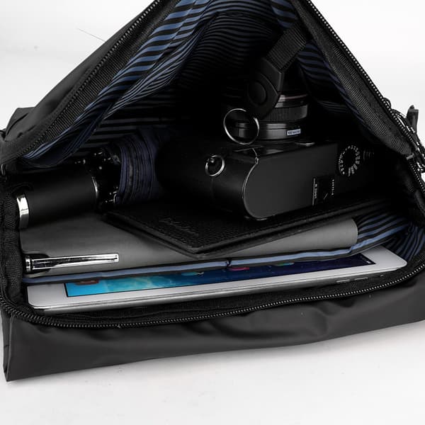 INF Funktionel Crossbody-taske med rummeligt design
