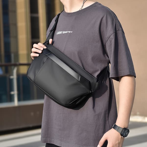 INF Brysttaske - Stilfuld og praktisk crossbody-taske til mænd