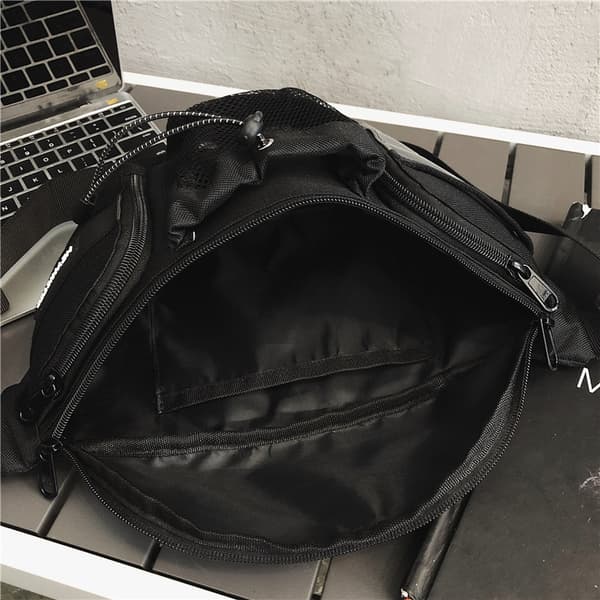 INF Sort brysttaske - Stilfuld og funktionel crossbody-taske