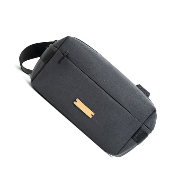 INF Lett og romslig crossbody-veske Grå