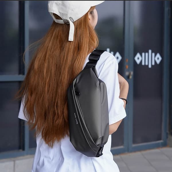 INF Elegant grå brysttaske - kompakt og alsidig crossbody-sling Sort