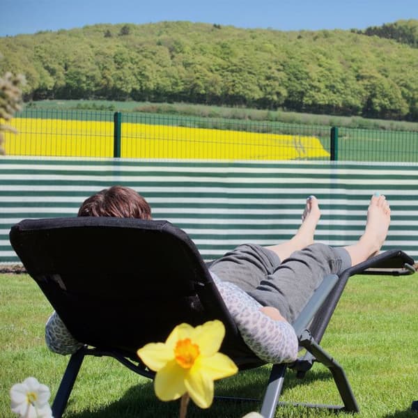 Relaxdays skyddsväggar, 1x15 m, räcken, UV- och väderbeständig, HDPE-tyg, grön-vit