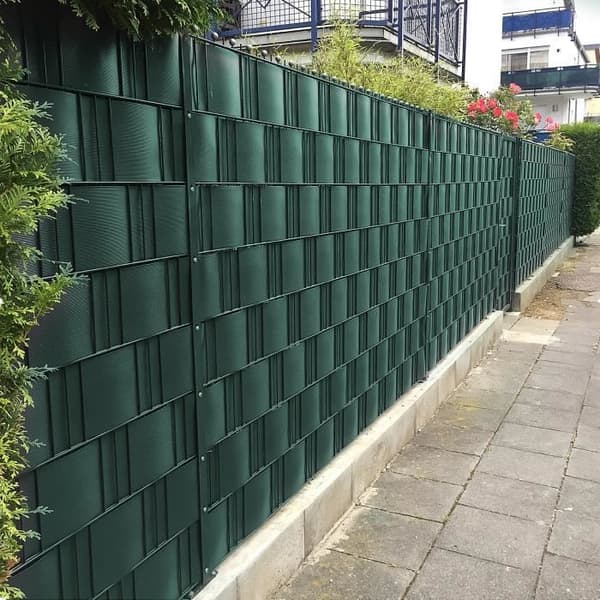 Sekretessskärm - XMTECH - Rull 105m x 19cm - UV-beständig PVC - 60 fästen ingår - Grön