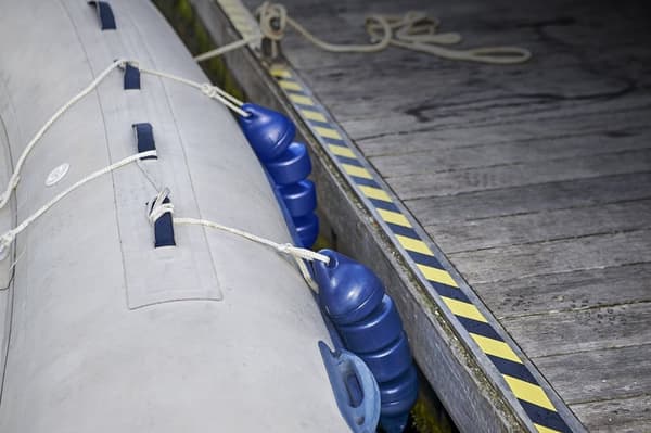 Ledad fender för RIB / gummibåt Plastimo Articulated RIB, 48 cm, Ø12 cm, svart + fenderlina Ø5 mm x 1 meter