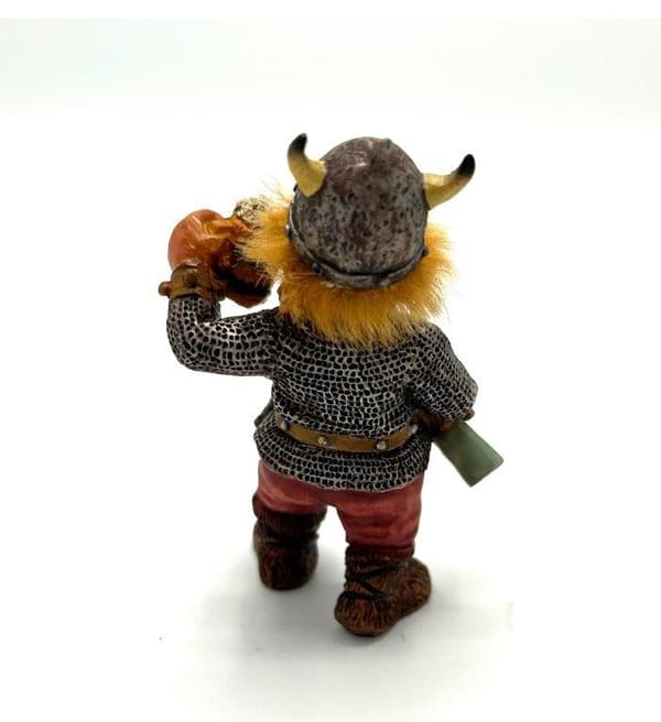 Vikingfigur med Ölmugg och Vinflaska