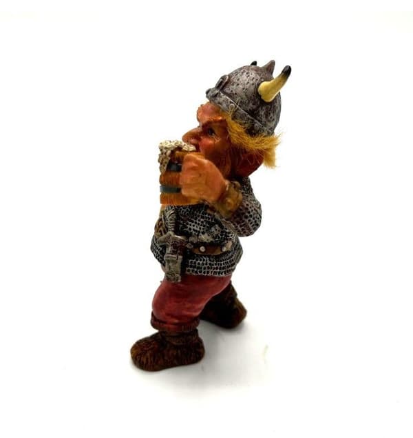Vikingfigur med Ölmugg och Vinflaska