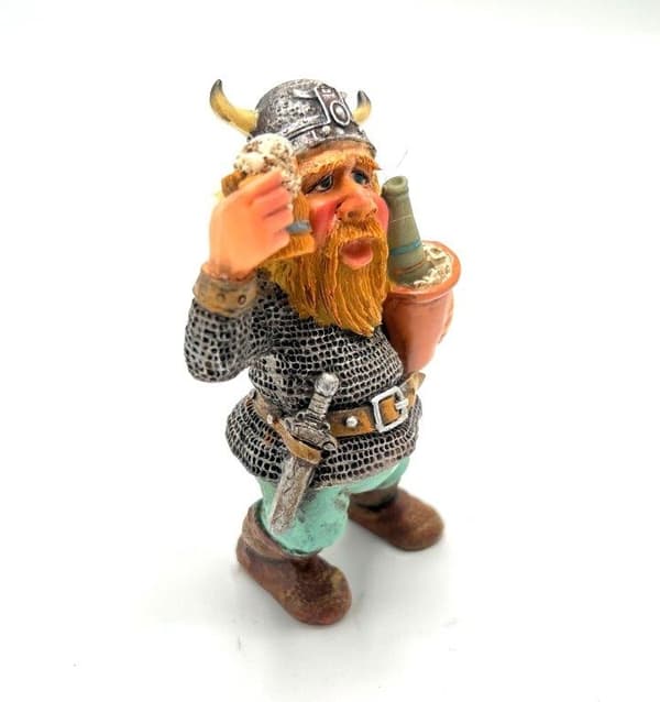 Vikingfigur med Ölmugg och Vinflaska