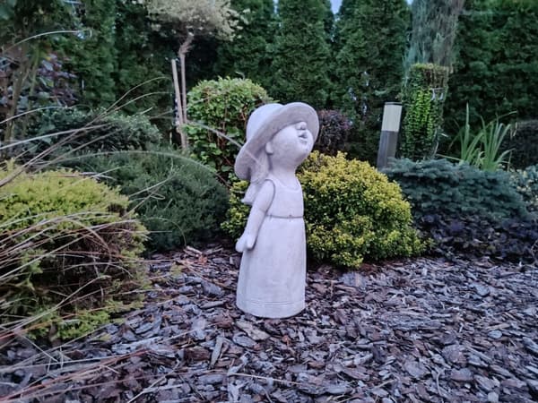 Tyylikäs puutarhatytön hahmo - 51 cm pitkä, arkkitehtoninen betoni, ulkosisustus