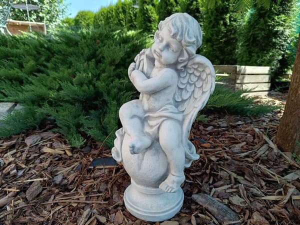 Klassisk kerubfigur i arkitektonisk betong 47cm