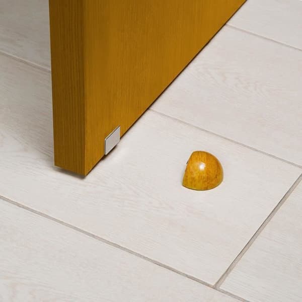 Dörrstopp - MADER - Fäste med magnet - Träfärg - Mått 3,6cm x 5,2cm - Inomhus