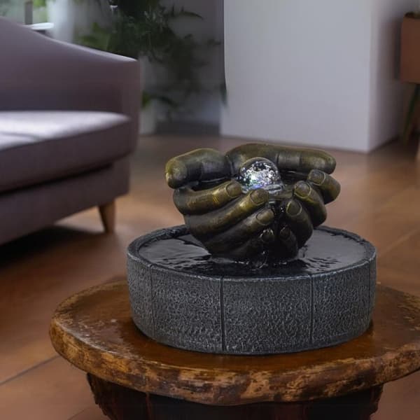 Fontän - Märke - Glaskula i händerna - Höjd 19cm - Diameter 30cm - Hartsmaterial