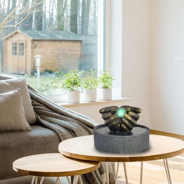 Fontän - Märke - Glaskula i händerna - Höjd 19cm - Diameter 30cm - Hartsmaterial