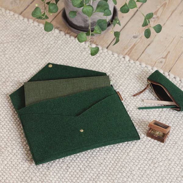 Laptopomslag A4 i økologisk ull Forest Green P.A.P & PAPERSTYLE