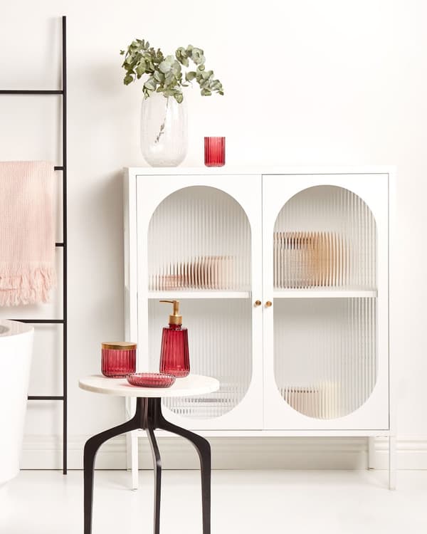 Vitrineskab Hvid Stål 111 x 90 cm Lavt Vitrine Skænk med Glaslåger Hylder Design Glasskab til Stue Entré Tilbehør Glasvitrine