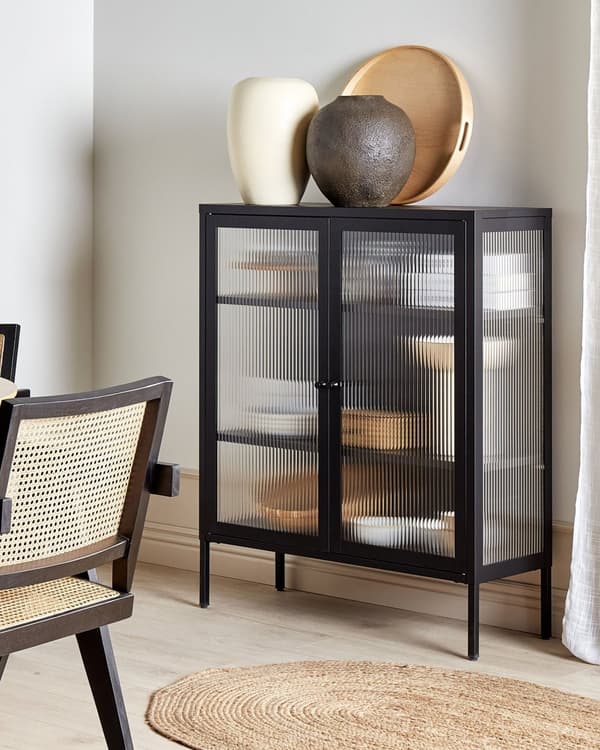 Vitrineskab Sort Stål 111 x 90 cm Lavt Vitrine Skænk med Glaslåger Hylder Design Glasskab til Stue Entré Tilbehør Glasvitrine