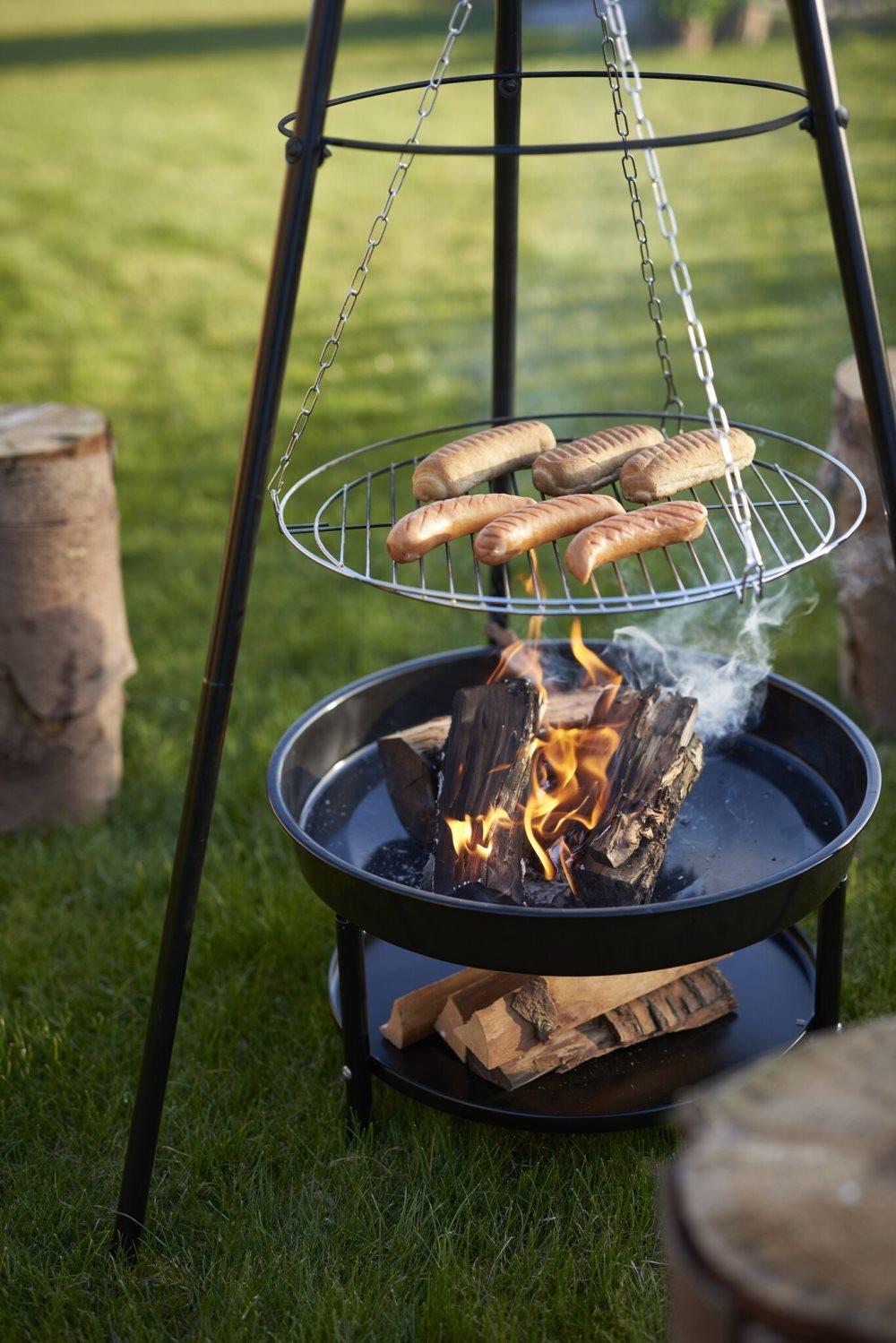 Eldstad utomhus med justerbar hängande grill