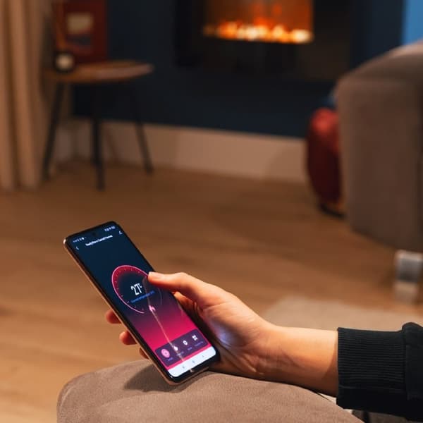 Cecotec 22” decorative electric fireplace with 2000 W maximum power. 2 intensities: 1000 W, and 2000 W. Wi-Fi control. Remote control. Curved tempere