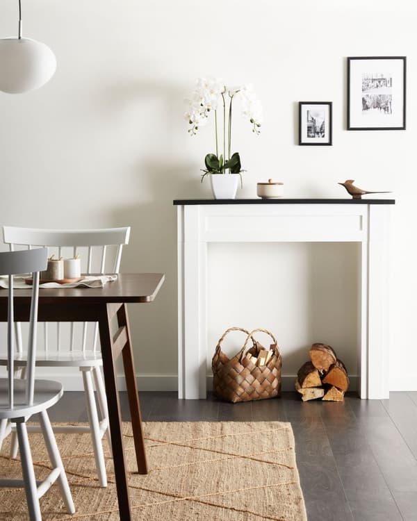 Peishylle Hvit MDF 110 x 22 x 100 cm Svart topp Klassisk stil Peis Stue Interiør