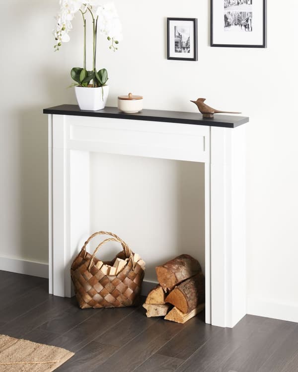 Peishylle Hvit MDF 110 x 22 x 100 cm Svart topp Klassisk stil Peis Stue Interiør