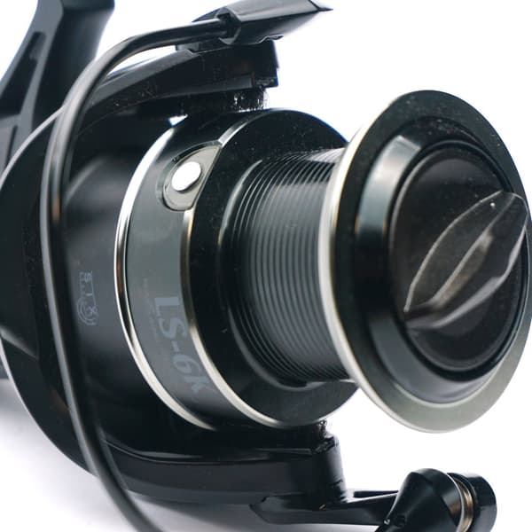 Okuma Carp LS-6K Baitfeeder 6000 VAPAA NOPEUS -kela, 6 LAAKERIA | LS-6K