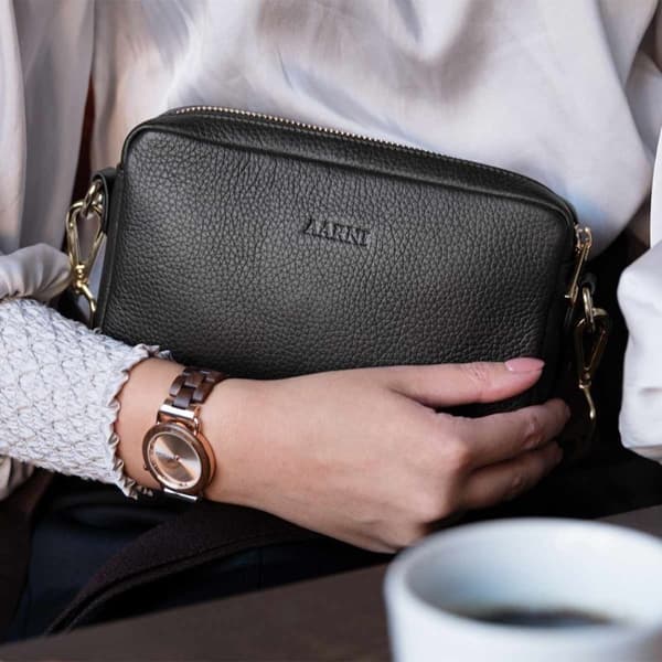 Aarni Crossbody Bag, sort, sølvfarvet lynlås