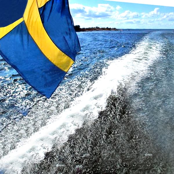 Flaggpaket med båtflagga Adela Original, Sverige, marinpolyester (170 g / m²), 90 x 56 cm + flaggstång 90 cm i teak + flaggstångsfäste rostfritt stål