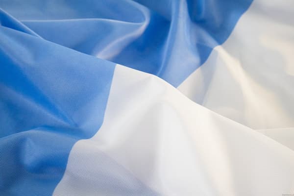 Lippukangas valkoinen ja sininen kirkko