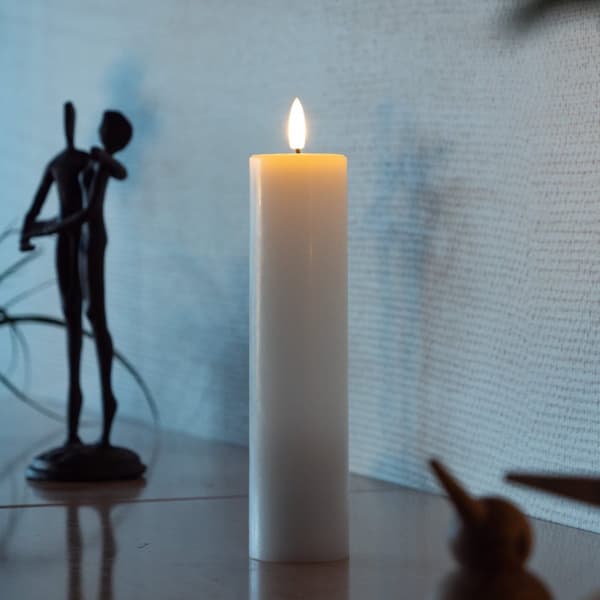 Luna LED pilarikynttilä valkoinen Ø5 X 25 cm 1kpl