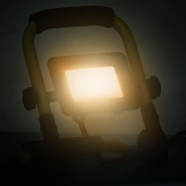 LED-valonheitin kahvalla 20 W lämmin valkoinen