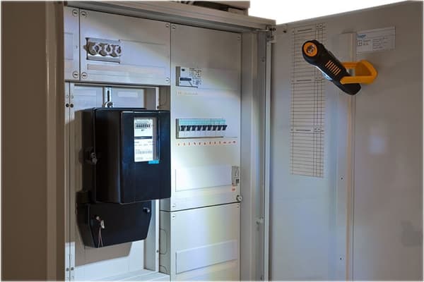 brennenstuhl Kannettava tarkastus-LED-valo 8 + 1 kirkkaalla SMD-LEDillä (akkukäyttöinen, paloaika max. 10 tuntia, pyörivä koukku, magneetti)