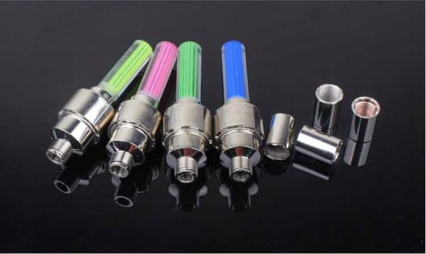 TASKUVALOT edessä takana LED SET VENTS pyörä