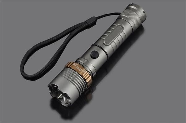 TEHOKAS SOTILASVALAISIN MONITOIMIVIA 5x CREE LED