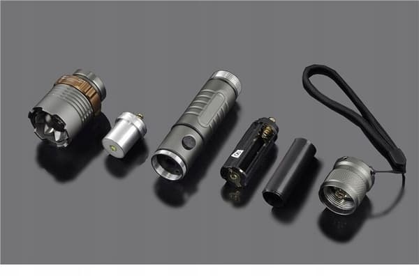 TEHOKAS SOTILASVALAISIN MONITOIMIVIA 5x CREE LED