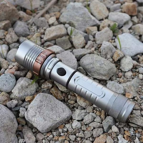 TEHOKAS SOTILASVALAISIN MONITOIMIVIA 5x CREE LED