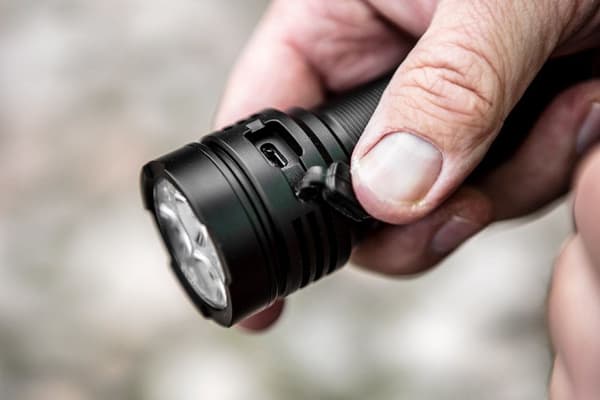 OSRAM P9 LED USB-ladattava taskulamppu 3300 lm