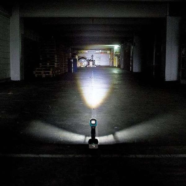 Lampa - MAKITA - DEADML808 - 14,4 / 18 V - Li-Ion - Zoomfunktion och hängkrok