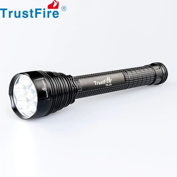 LED lommelygte, 8000 lumen lysstyrke, vandafvisende design,kun lommelygte, sort