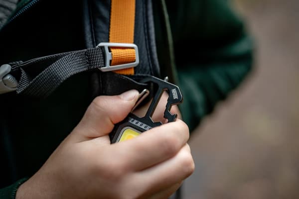 Newell Lunar monitoimityökalu, karbiinihaka, taskulampun jalusta, punainen LED, USB-C
