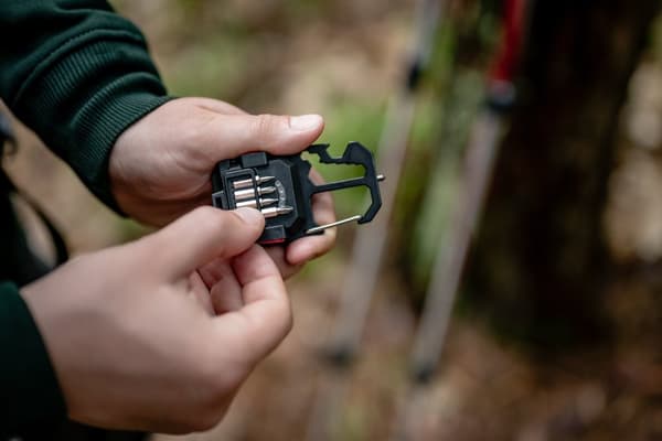 Newell Lunar monitoimityökalu, karbiinihaka, taskulampun jalusta, punainen LED, USB-C