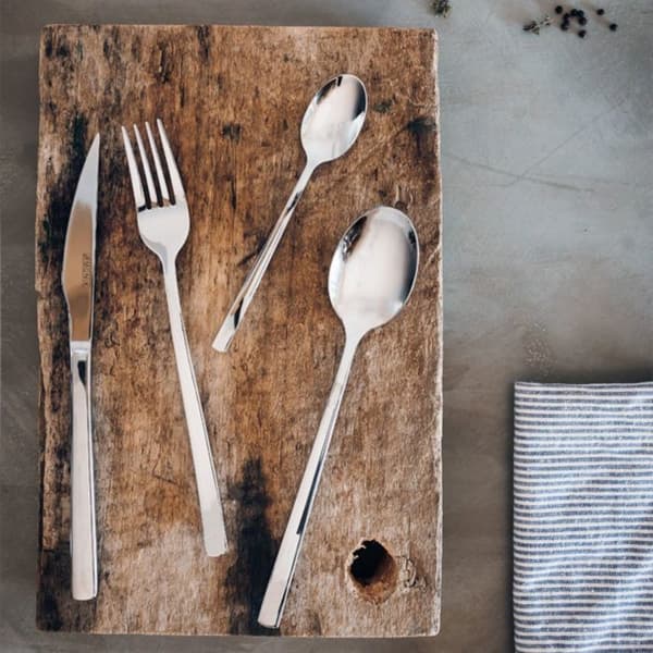 Monix Génova 24 delar bestickset med stekkniv i 18/10 rostfritt stål Modern design blankpolerad