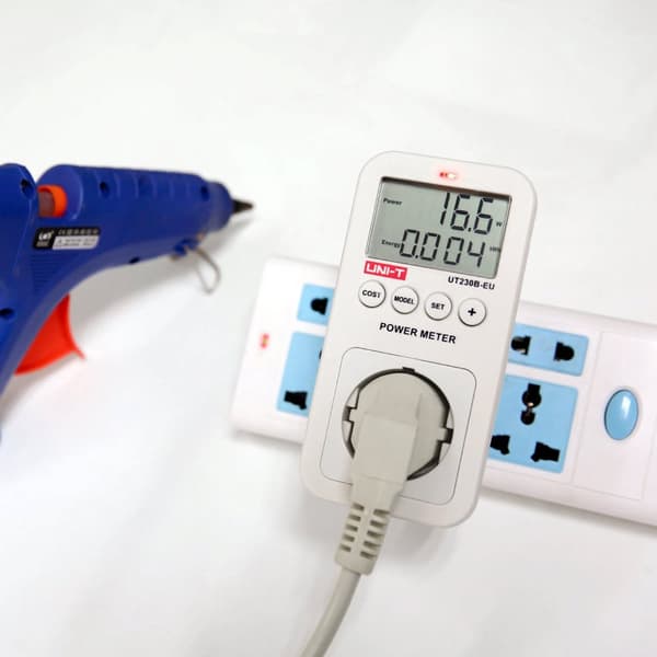 Stikkontakt med Uni-T UT230B-EU energiforbrugsmåler