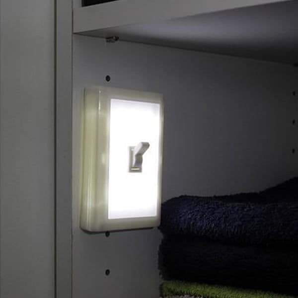 Väggmonterad 'Peel'N'Stick'-lampa
