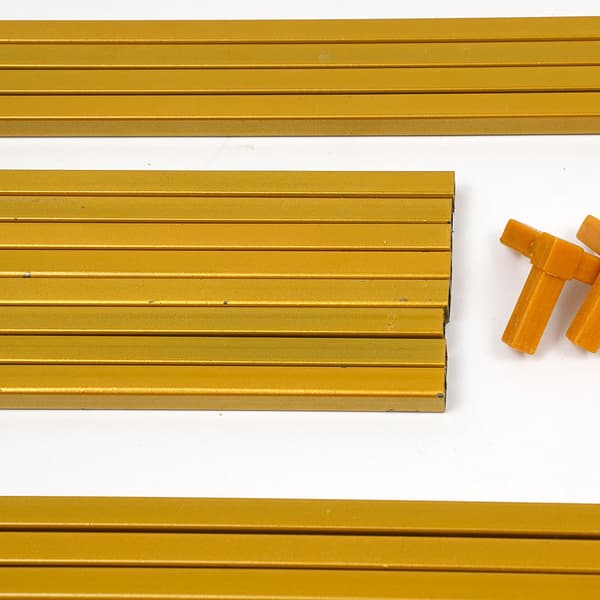 Guld Metal Blomsterstand, Tilgængelig i 80 cm og 100 cm, Elegant Design, Perfekt til Bryllupper