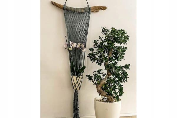 LANG ENKEL MACRAME BLOMSTERSTAND MED TRÆCREME