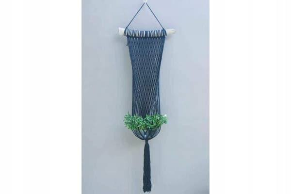 LANG ENKEL MACRAME BLOMSTERSTAND MED TRÆCREME