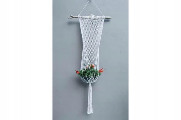 LANG ENKEL MACRAME BLOMSTERSTAND MED TRÆCREME