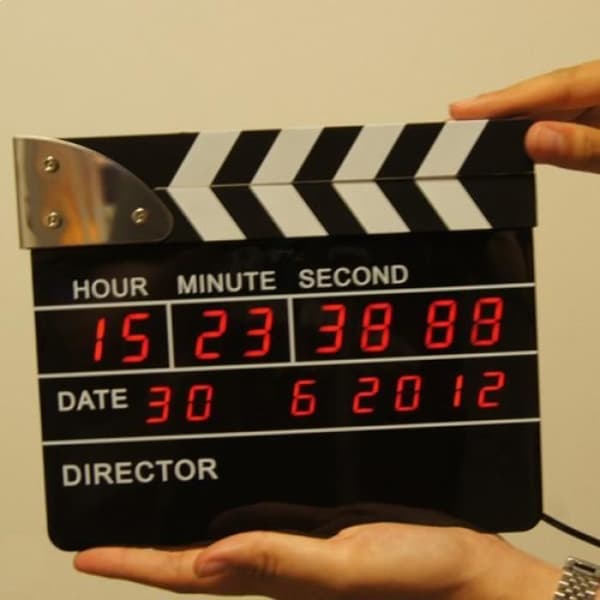 Filmregissörens digitala biograf väckarklocka * Mått: 22 x 18,5 x 2,5 cm * Strömförsörjning: nät (nätadapter ...