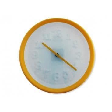 Färgad klocka vit urtavla med siffror i reliefgrön heminredning ovanlig design.
